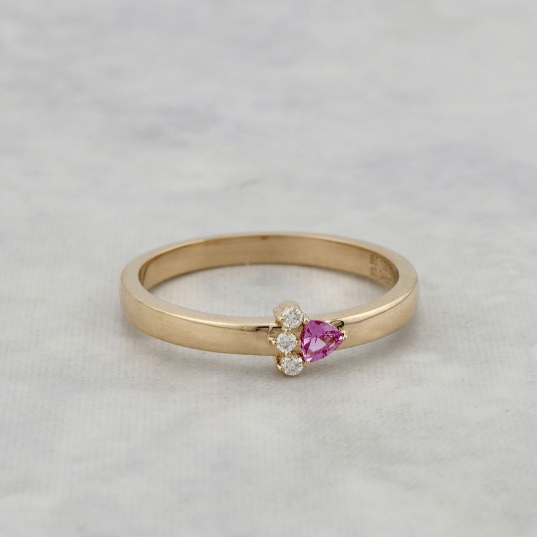 Bague Trillion, diamant et saphir en or 14k Mathieu Blanchard Bagues Bague unique en or 14K, diamant et saphir Trillion | Mathieu Blanchard Mathieu Blanchard Joaillerie