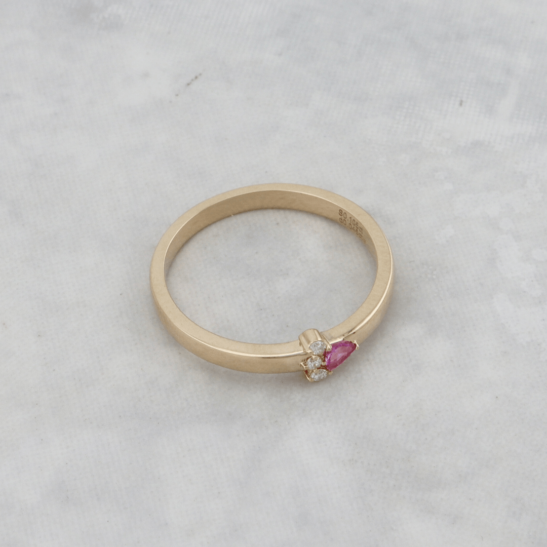 Bague Trillion, diamant et saphir en or 14k Mathieu Blanchard Bagues Bague unique en or 14K, diamant et saphir Trillion | Mathieu Blanchard Mathieu Blanchard Joaillerie
