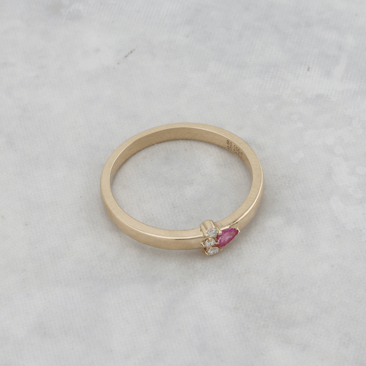 Bague Trillion, diamant et saphir en or 14k Mathieu Blanchard Bagues Bague unique en or 14K, diamant et saphir Trillion | Mathieu Blanchard Mathieu Blanchard Joaillerie