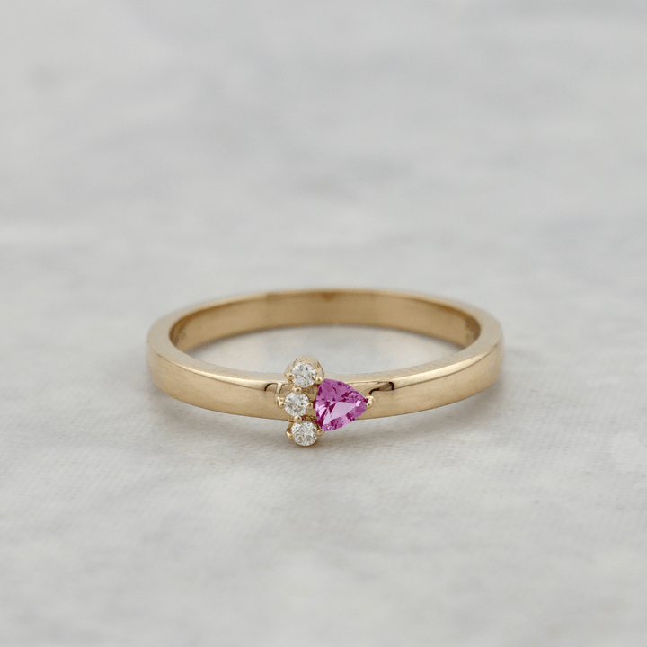 Bague Trillion, diamant et saphir en or 14k Mathieu Blanchard Bagues Bague unique en or 14K, diamant et saphir Trillion | Mathieu Blanchard Mathieu Blanchard Joaillerie