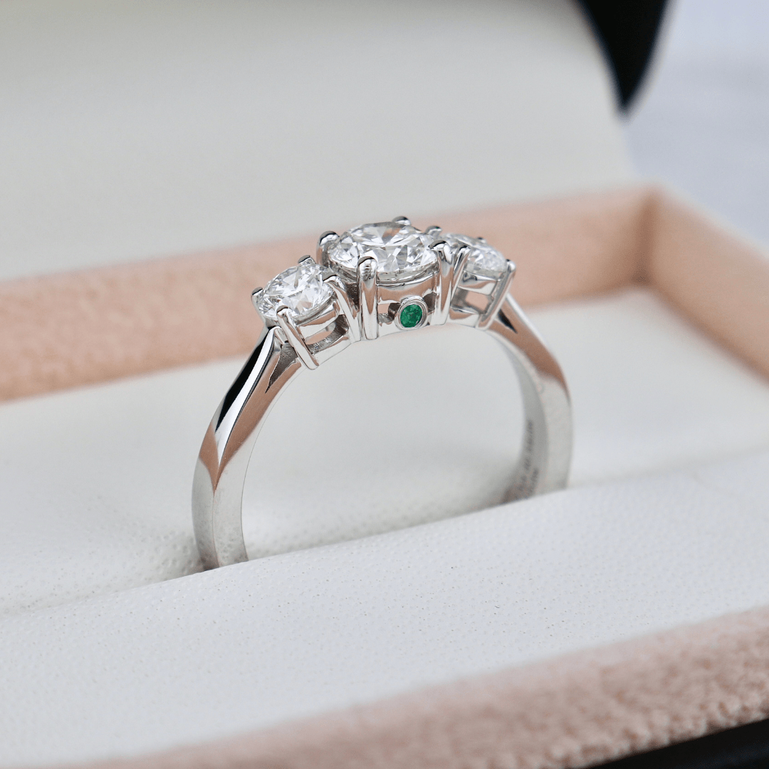 Bague Trilogie à diamants 1,27 CTW ronds avec accent émeraude Mathieu Blanchard Bagues Bague en or 14K - 18K à trois diamants ronds avec accent émeraude | Mathieu Blanchard Joaillerie Mathieu Blanchard Joaillerie