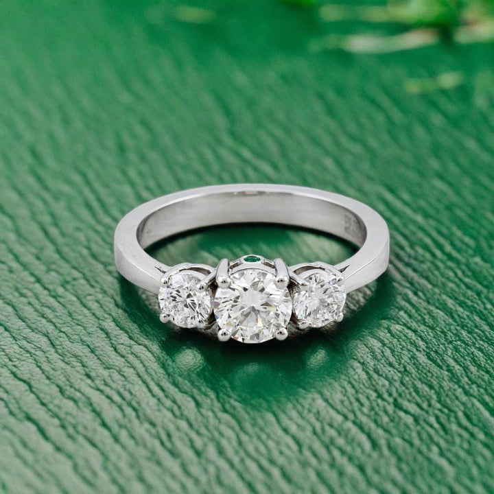 Bague Trilogie à diamants 1,27 CTW ronds avec accent émeraude Mathieu Blanchard Bagues Bague en or 14K - 18K à trois diamants ronds avec accent émeraude | Mathieu Blanchard Joaillerie Mathieu Blanchard Joaillerie