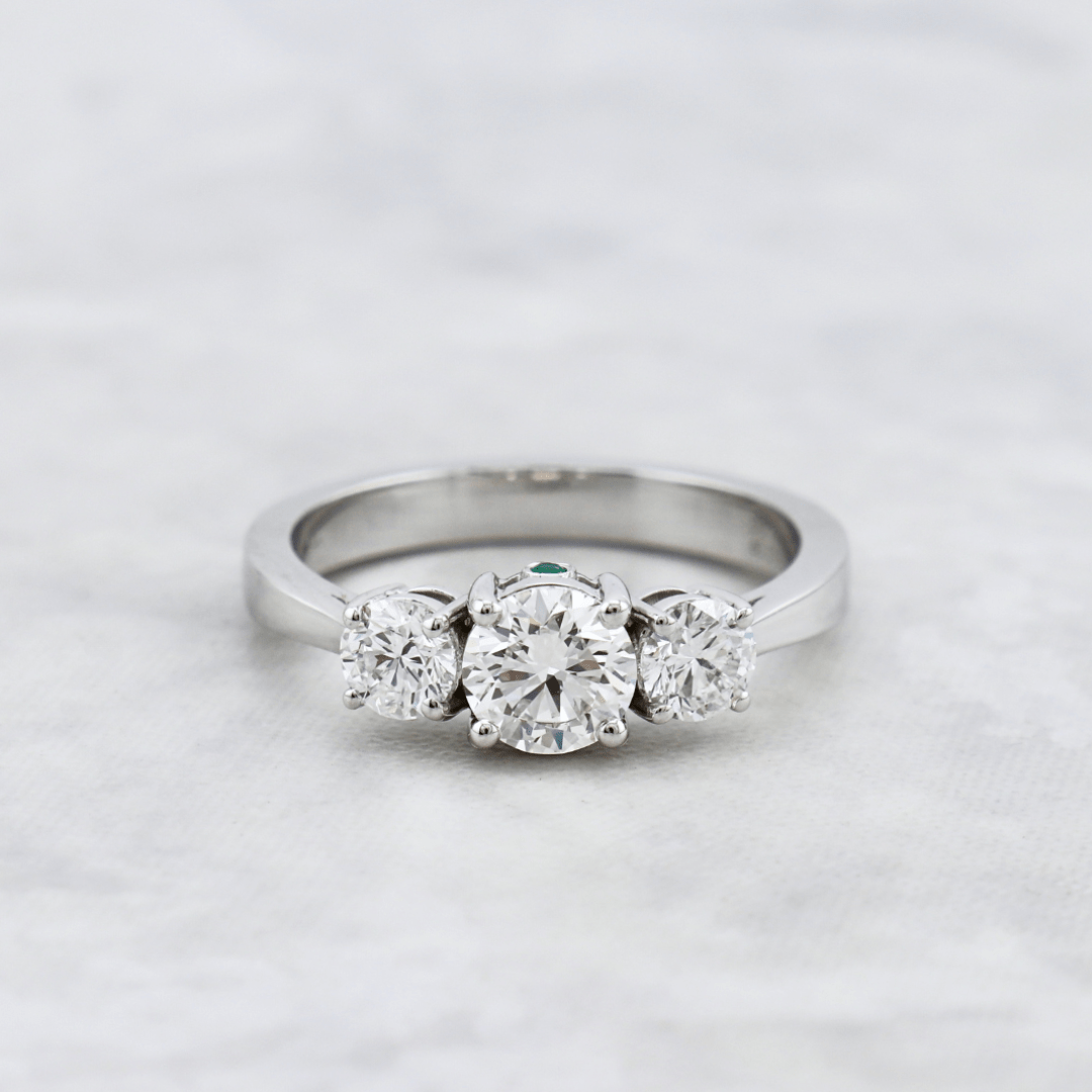 Bague Trilogie à diamants 1,27 CTW ronds avec accent émeraude Mathieu Blanchard Bagues Bague en or 14K - 18K à trois diamants ronds avec accent émeraude | Mathieu Blanchard Joaillerie Mathieu Blanchard Joaillerie