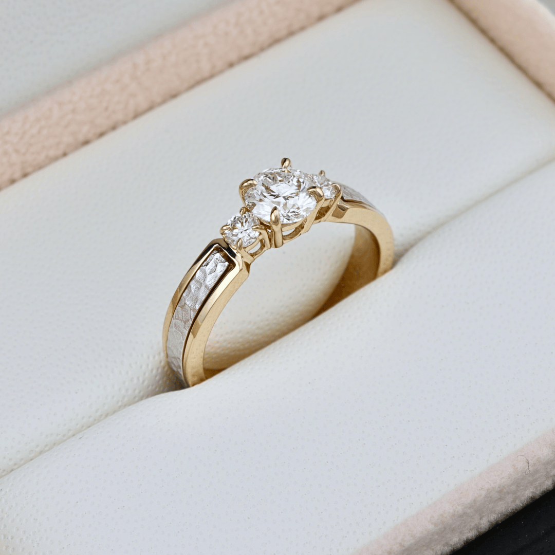 Bague Trilogie Martelée à diamants 0,81 CTW Mathieu Blanchard Bagues Bague de fiançailles trilogie martelée diamants 0,81 CTW sur mesure Mathieu Blanchard Joaillerie