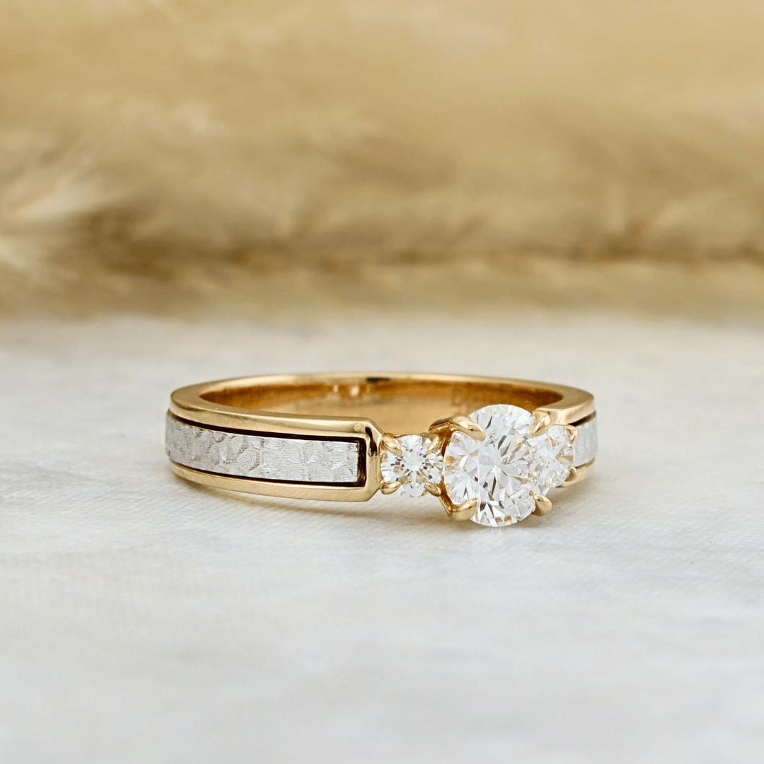 Bague Trilogie Martelée à diamants 0,81 CTW Mathieu Blanchard Bagues Bague de fiançailles trilogie martelée diamants 0,81 CTW sur mesure Mathieu Blanchard Joaillerie