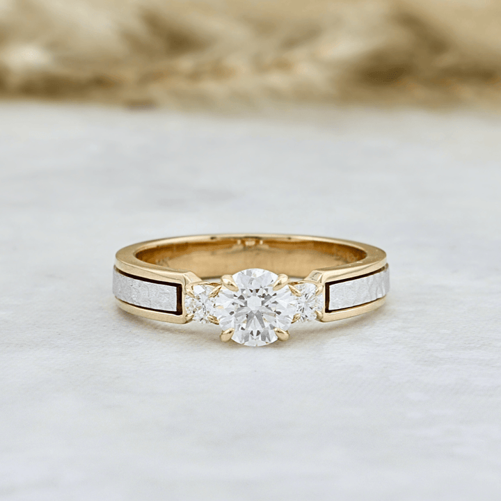 Bague Trilogie Martelée à diamants 0,81 CTW Mathieu Blanchard Bagues Bague de fiançailles trilogie martelée diamants 0,81 CTW sur mesure Mathieu Blanchard Joaillerie