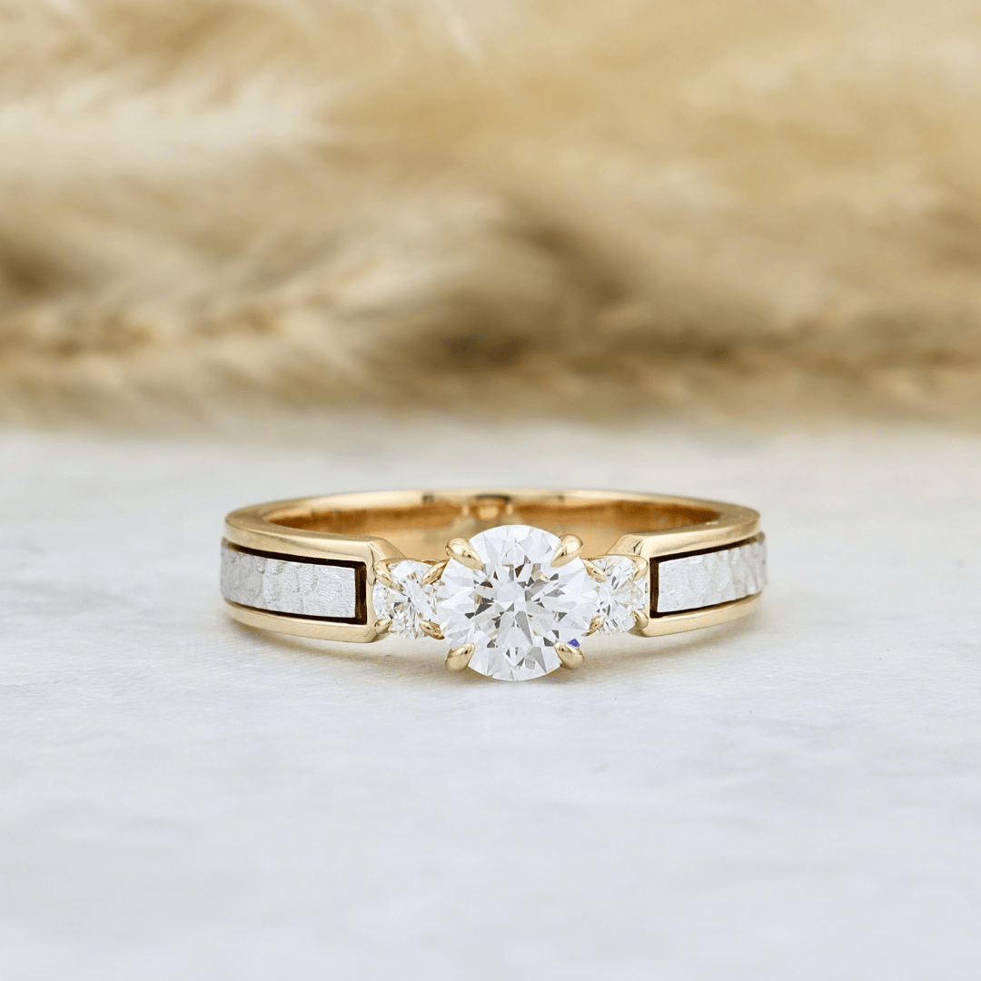 Bague Trilogie Martelée à diamants 0,81 CTW Mathieu Blanchard Bagues Bague de fiançailles trilogie martelée diamants 0,81 CTW sur mesure Mathieu Blanchard Joaillerie