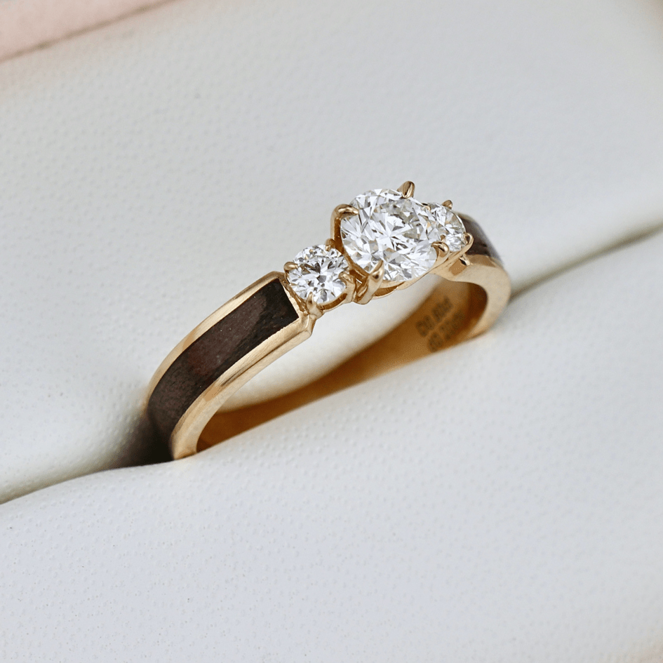 Bague Trinité en bois et diamants 0,80 CTW Mathieu Blanchard Bagues de fiançailles à trois diamants 0,80 CTW et bois, par Mathieu Blanchard Mathieu Blanchard Joaillerie
