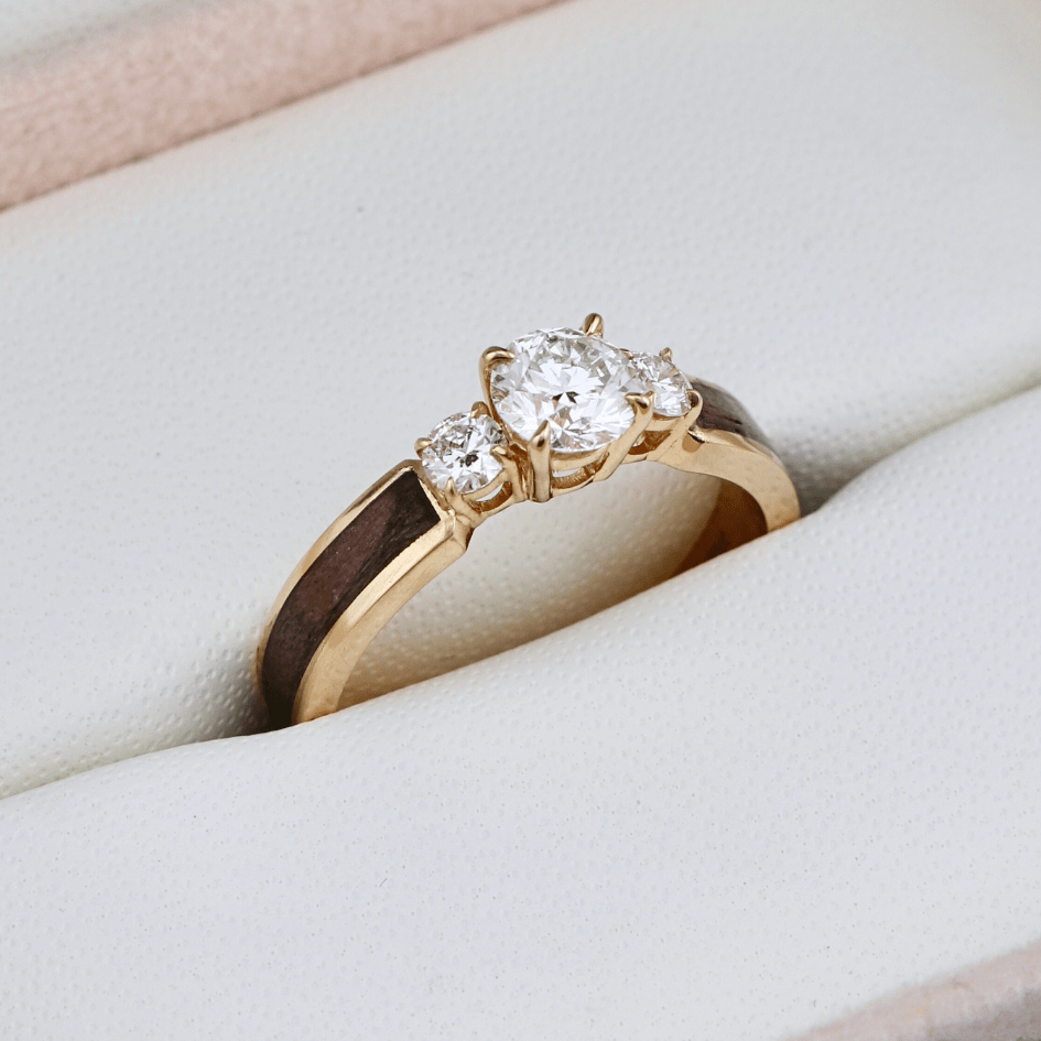 Bague Trinité en bois et diamants 0,80 CTW Mathieu Blanchard Bagues de fiançailles à trois diamants 0,80 CTW et bois, par Mathieu Blanchard Mathieu Blanchard Joaillerie
