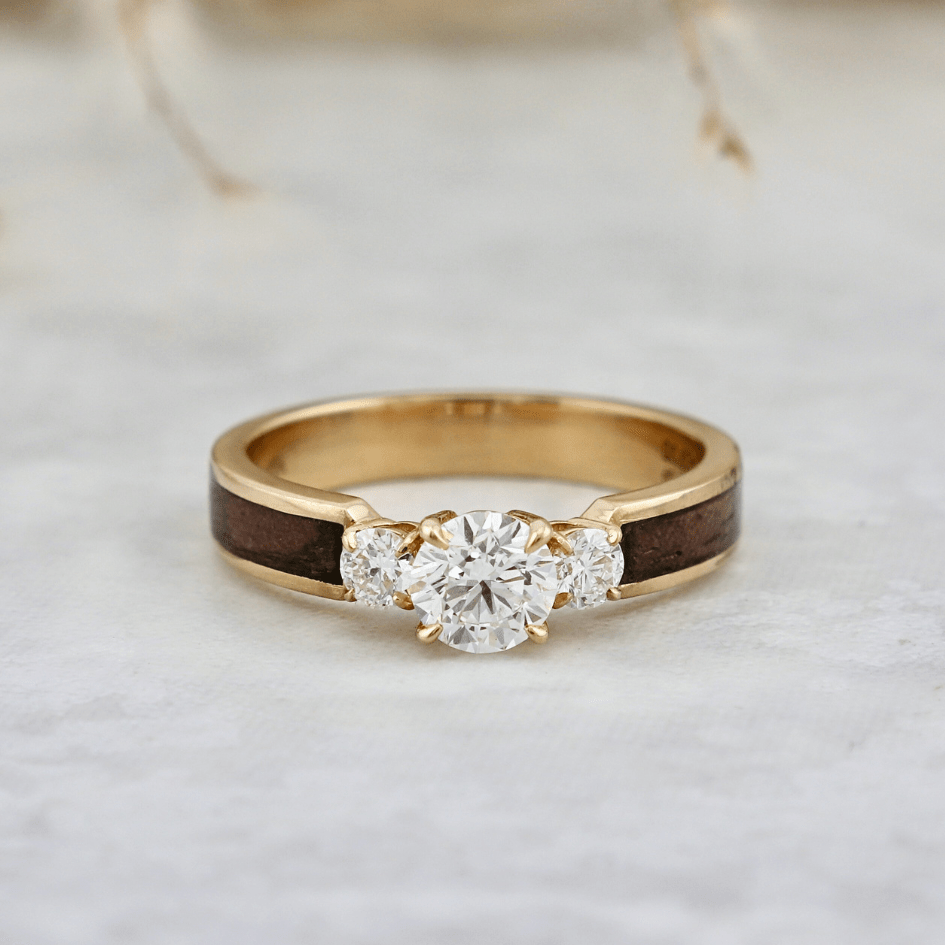Bague Trinité en bois et diamants 0,80 CTW Mathieu Blanchard Bagues de fiançailles à trois diamants 0,80 CTW et bois, par Mathieu Blanchard Mathieu Blanchard Joaillerie