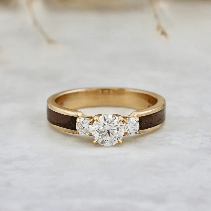 Bague Trinité en bois et diamants 0,80 CTW Mathieu Blanchard Bagues de fiançailles à trois diamants 0,80 CTW et bois, par Mathieu Blanchard Mathieu Blanchard Joaillerie