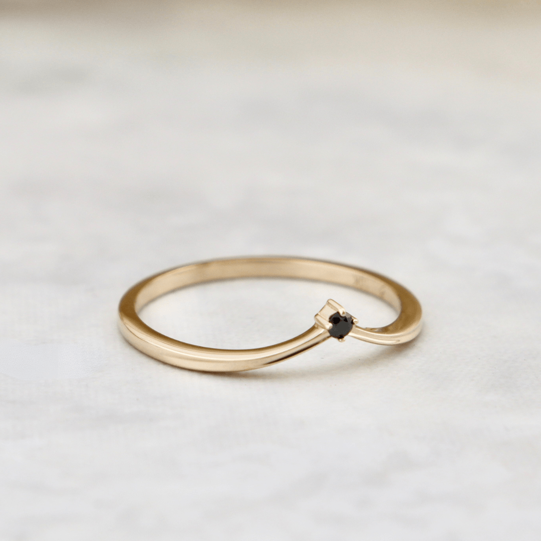 Mathieu Blanchard Bague V en or 14K et saphir noir