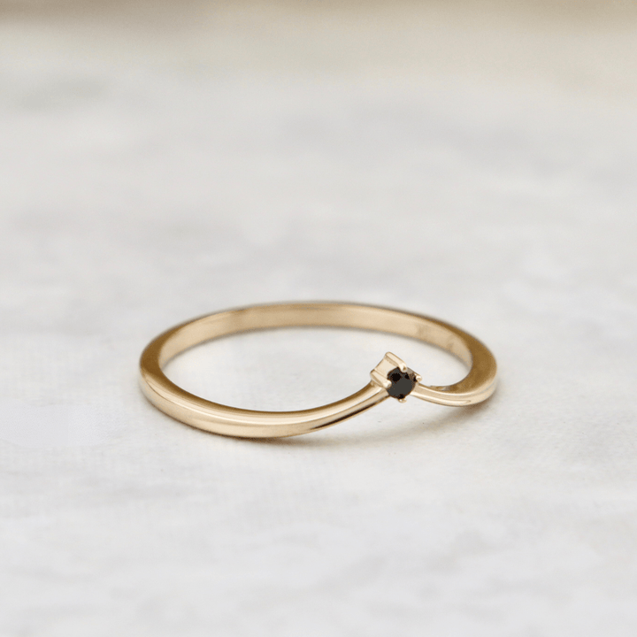 Bague V Saphir noir Mathieu Blanchard Bague de contour V en or solide et saphir noir | Mathieu Blanchard Joaillerie Mathieu Blanchard Joaillerie