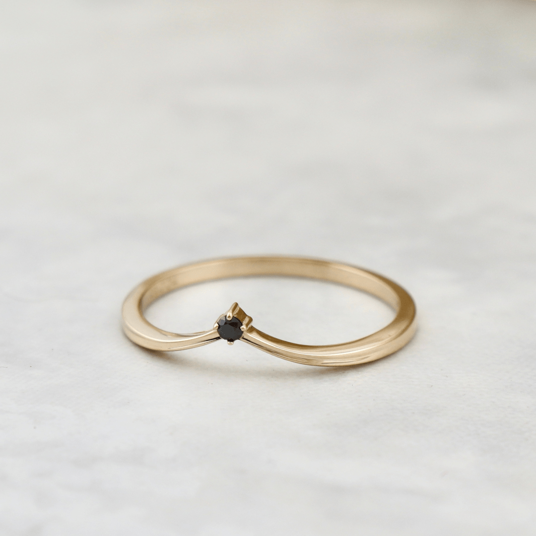 Bague V Saphir noir Mathieu Blanchard Bague de contour V en or solide et saphir noir | Mathieu Blanchard Joaillerie Mathieu Blanchard Joaillerie