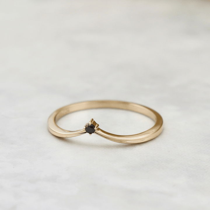 Bague V Saphir noir Mathieu Blanchard Bague de contour V en or solide et saphir noir | Mathieu Blanchard Joaillerie Mathieu Blanchard Joaillerie