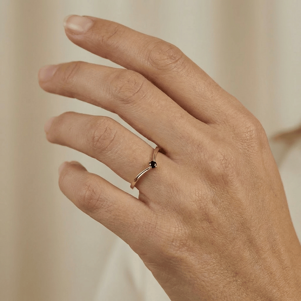 Bague V Saphir noir Mathieu Blanchard Bague de contour V en or solide et saphir noir | Mathieu Blanchard Joaillerie Mathieu Blanchard Joaillerie