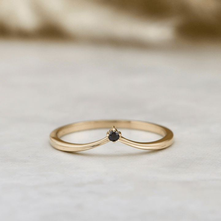 Bague V Saphir noir Mathieu Blanchard Bague de contour V en or solide et saphir noir | Mathieu Blanchard Joaillerie Mathieu Blanchard Joaillerie