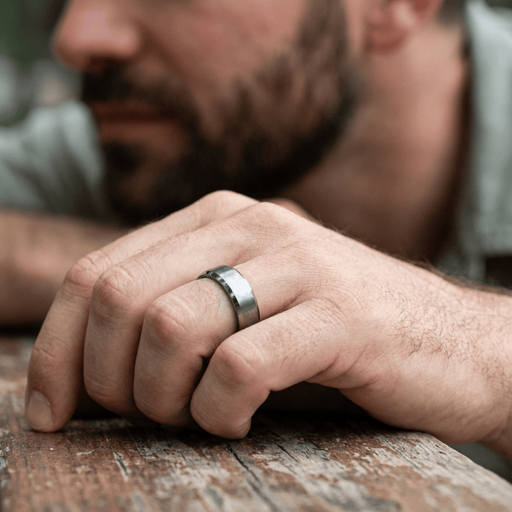 Bague Vert Électrique en tungstène Roadtripmadewood Bagues Bague Vert Électrique en tungstène | Mathieu Blanchard® Mathieu Blanchard Joaillerie