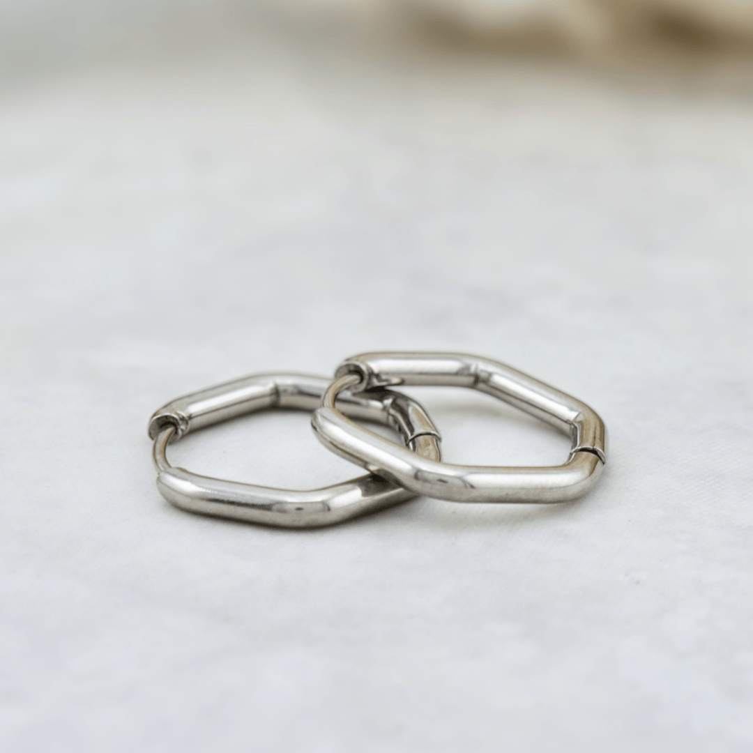 Boucles d'oreilles anneaux simples Hexagone en acier inoxydable Mathieu Blanchard Boucles d'oreilles Acier inoxydable Anneaux Minimalistes Hexagone en acier inox | Mathieu Blanchard  Mathieu Blanchard Joaillerie