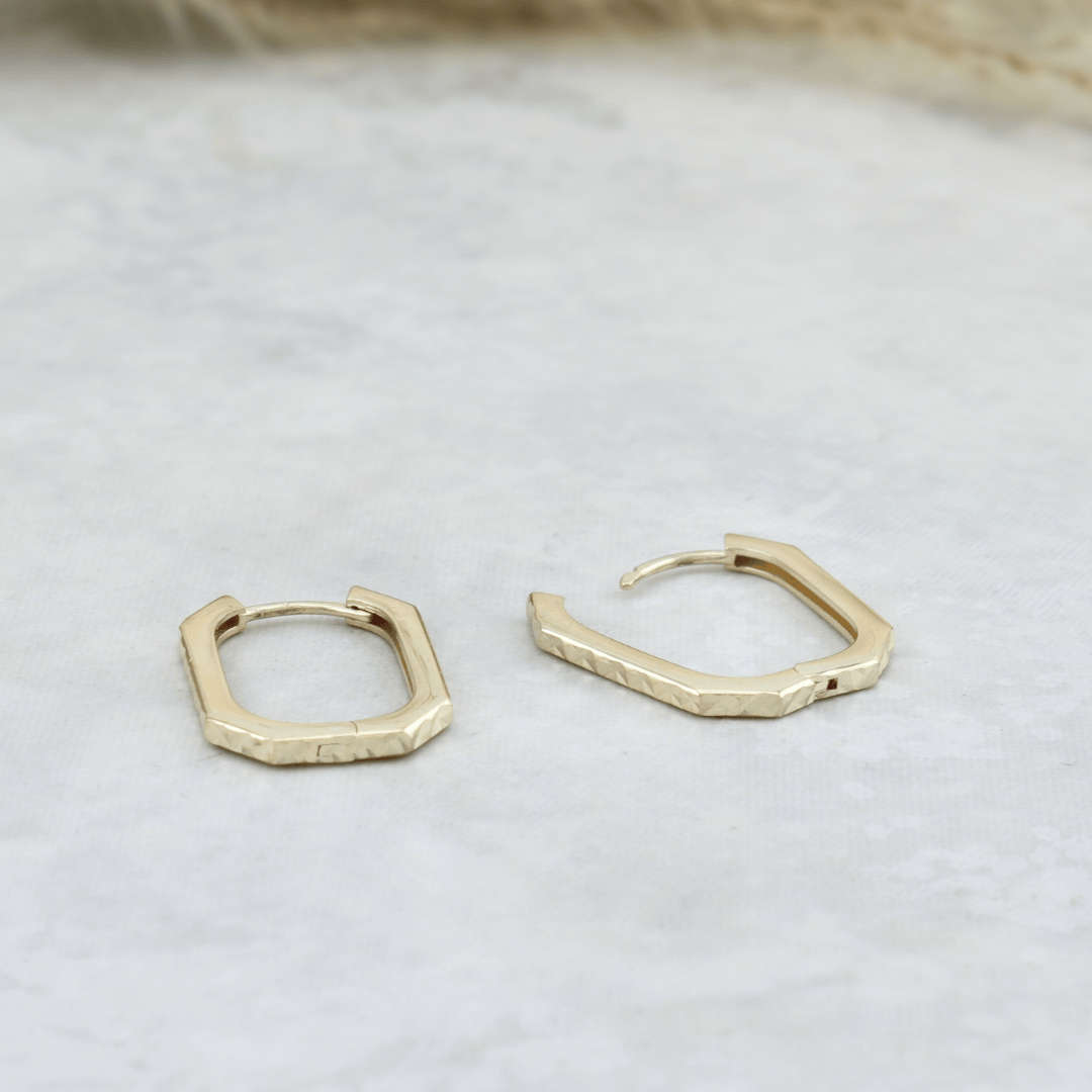 - Boucles d'oreilles Boucles d'oreilles huggies Coupe diamant en or 10K