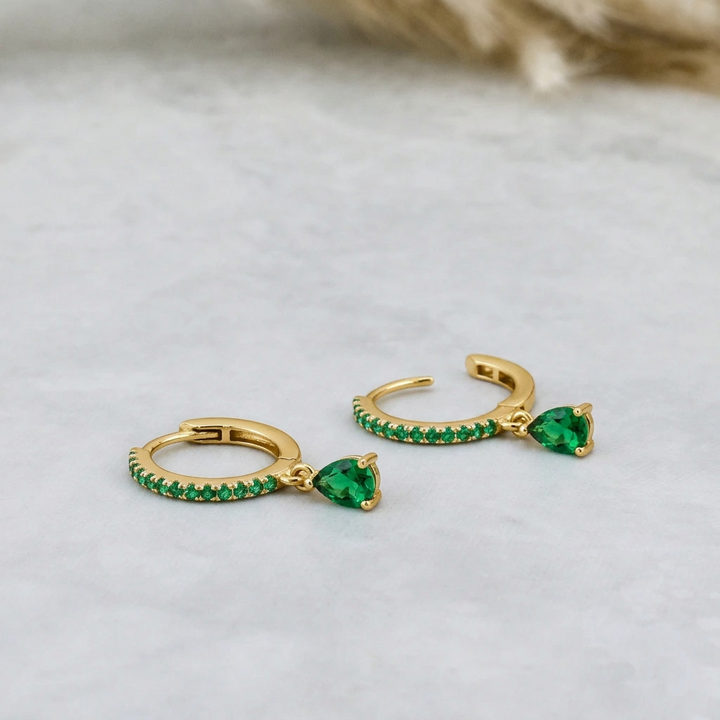 Paire de boucles Huggies plaquées or jaune, créoles pavées vert avec gouttes
