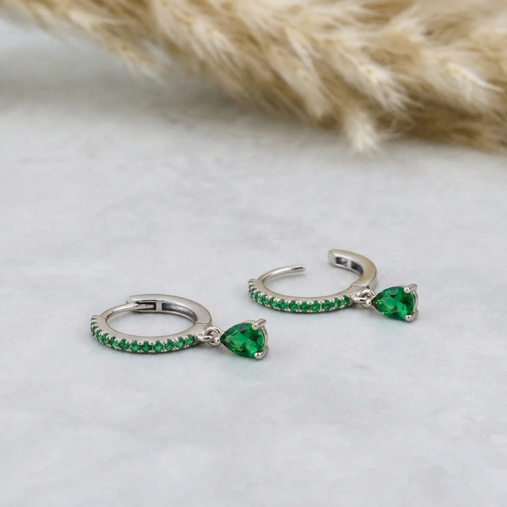 Créoles Huggies en argent, anneau pavé vert et goutte verte pendante