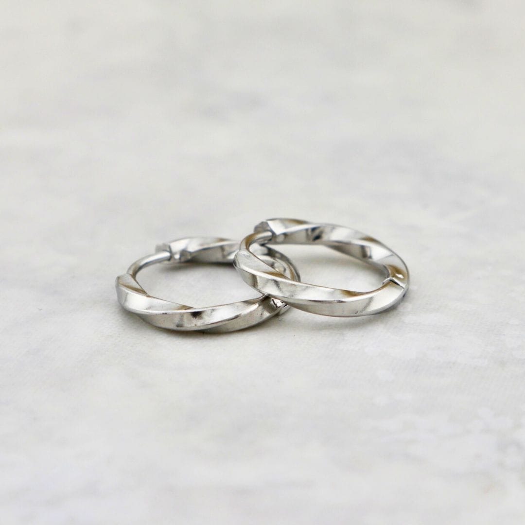 Boucles d'oreilles Huggies Torsade en acier inoxydable Mathieu Blanchard Boucles d'oreilles Acier inoxydable PBOM12918S Boucles d'oreilles Huggies Torsade en acier | Mathieu Blanchard  Mathieu Blanchard Joaillerie
