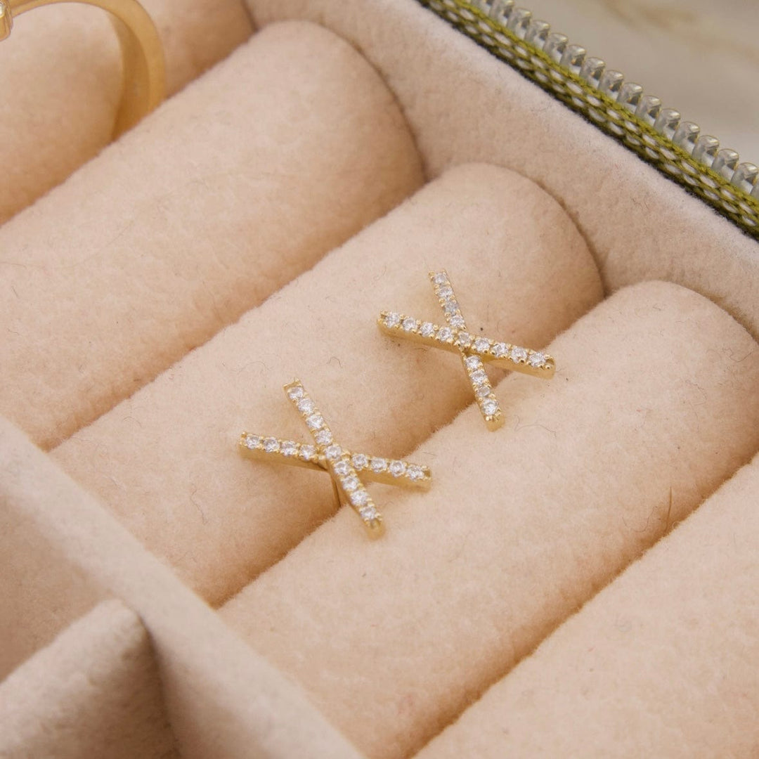 Boucles d'oreilles X et moissanites en or jaune 10K Mathieu Blanchard Boucles d'oreilles Or jaune 14K Boucles d'oreilles X en or 14K et moissanite | Mathieu Blanchard Mathieu Blanchard Joaillerie