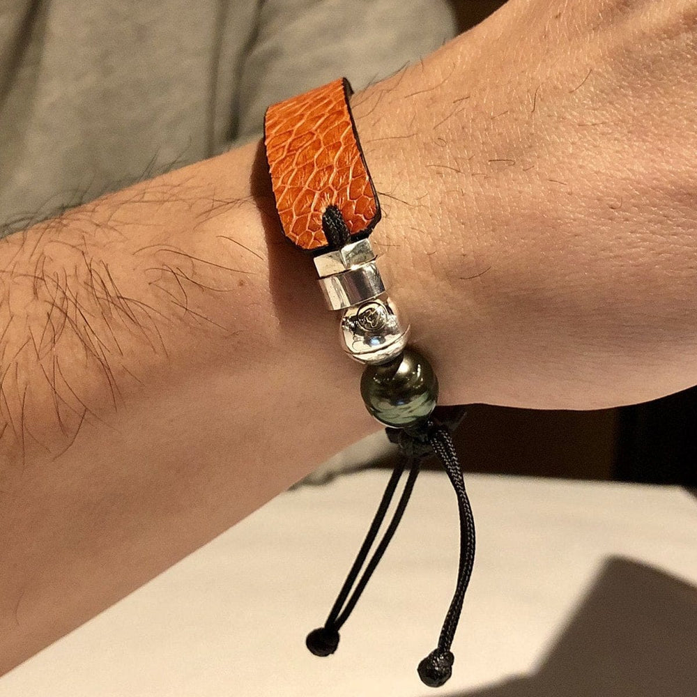 Bracelet en cuir d’autruche, perle de Tahiti et en argent sterling Romeo J. Bracelets Orange / Argent sterling Bracelet en cuir d’autruche véritable, perle de Tahiti  et argent sterling Romeo J. Mathieu Blanchard Joaillerie