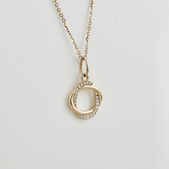 Collier Entrelacées et moissanites en or jaune 10K Mathieu Blanchard Boucles d&