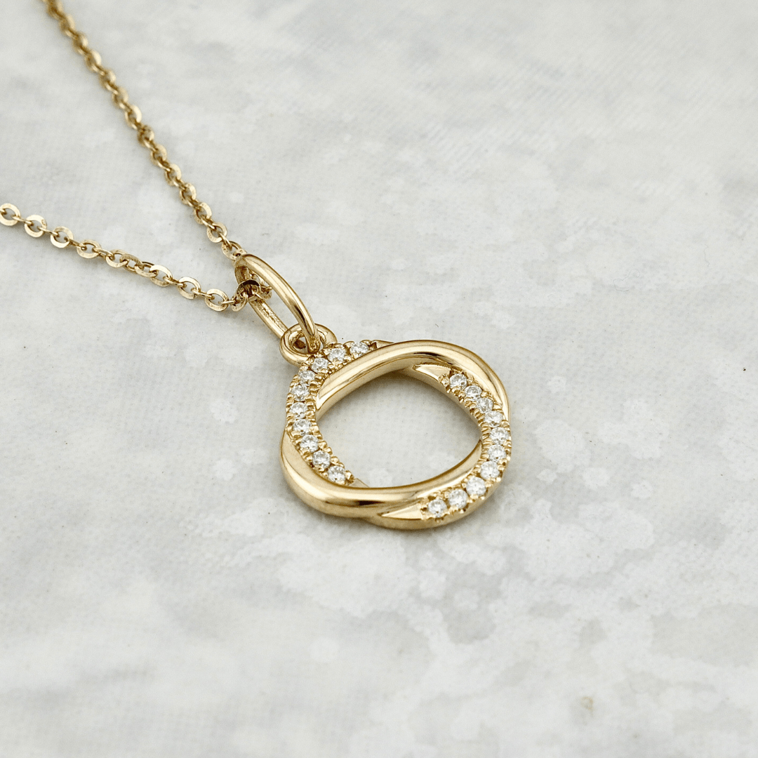 Collier Entrelacées et moissanites en or jaune 10K Mathieu Blanchard Boucles d&
