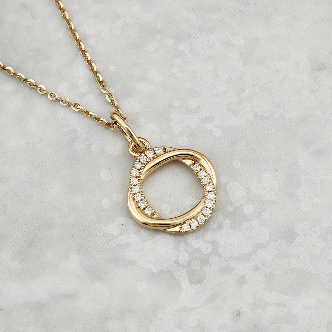 Collier Entrelacées et moissanites en or jaune 10K Mathieu Blanchard Boucles d'oreilles Or jaune 10K PCODOM14129S Collier Entrelacées en or 10K et moissanites | Mathieu Blanchard Mathieu Blanchard Joaillerie