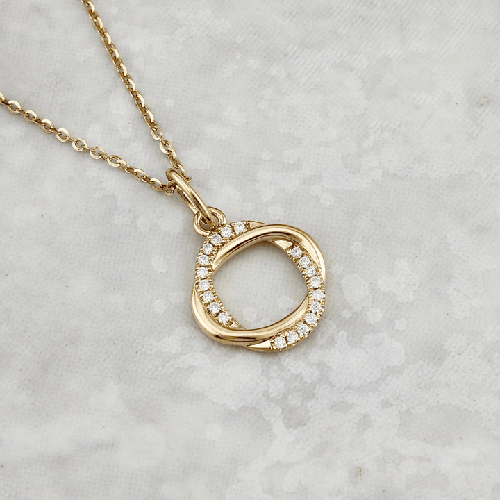 Collier Entrelacées et moissanites en or jaune 10K Mathieu Blanchard Boucles d&