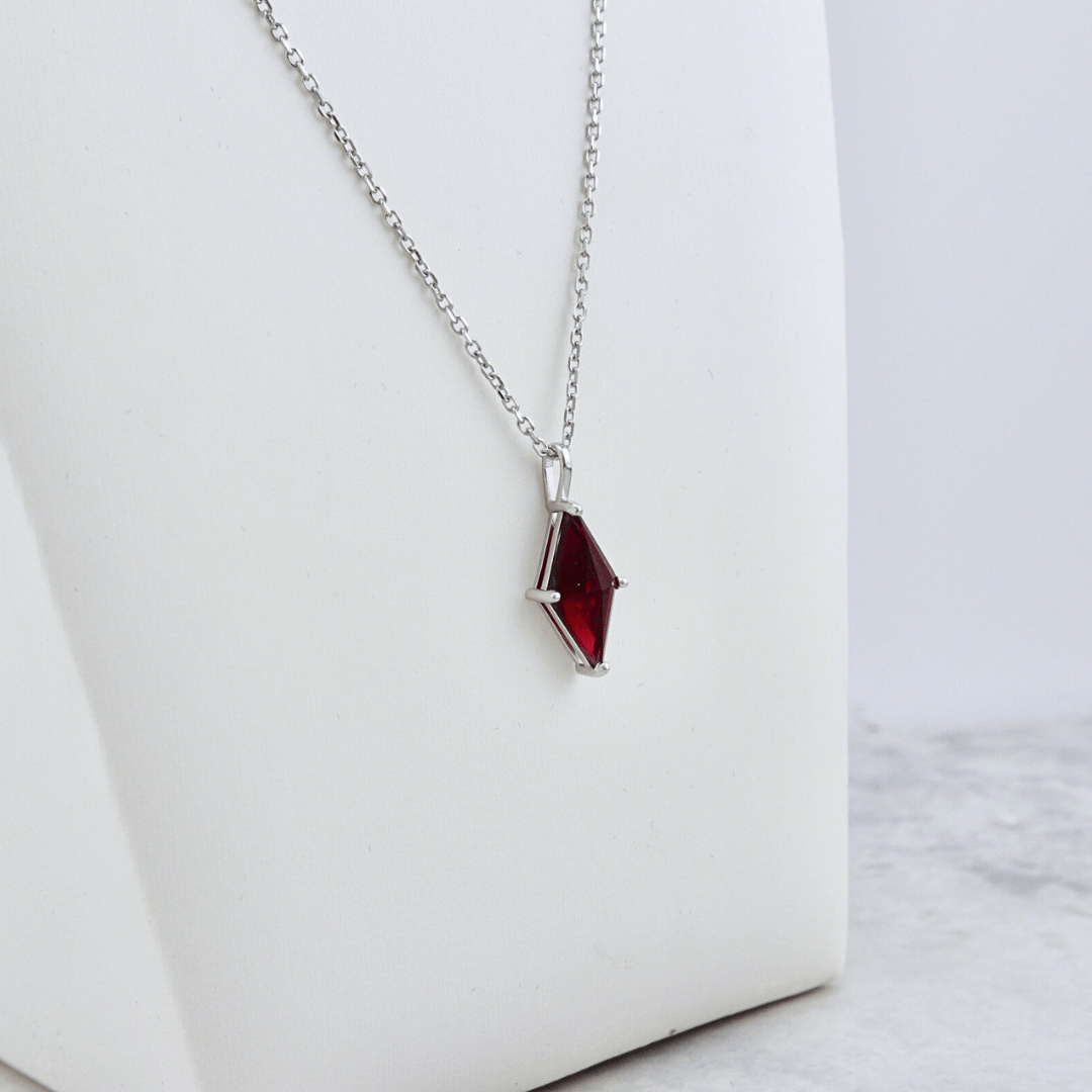 Collier Losange et grenat en argent sterling Mathieu Blanchard Collier Argent sterling PCOM16142S Collier Losange en argent sterling et grenat | Mathieu Blanchard Mathieu Blanchard Joaillerie