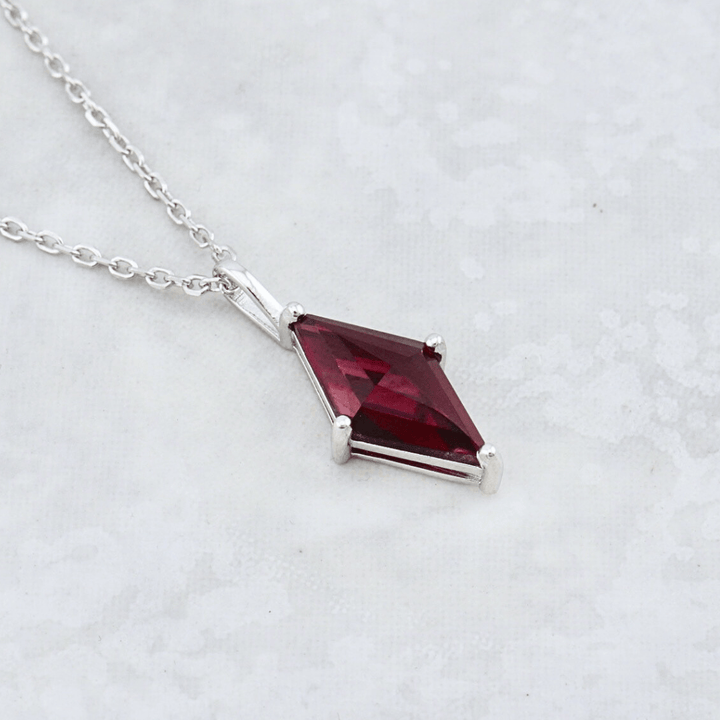 Collier Losange et grenat en argent sterling Mathieu Blanchard Collier Argent sterling PCOM16142S Collier Losange en argent sterling et grenat | Mathieu Blanchard Mathieu Blanchard Joaillerie