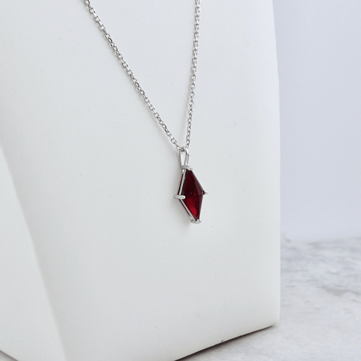 Collier Losange et grenat en argent sterling Mathieu Blanchard Collier Argent sterling PCOM16142S Collier Losange en argent sterling et grenat | Mathieu Blanchard Mathieu Blanchard Joaillerie