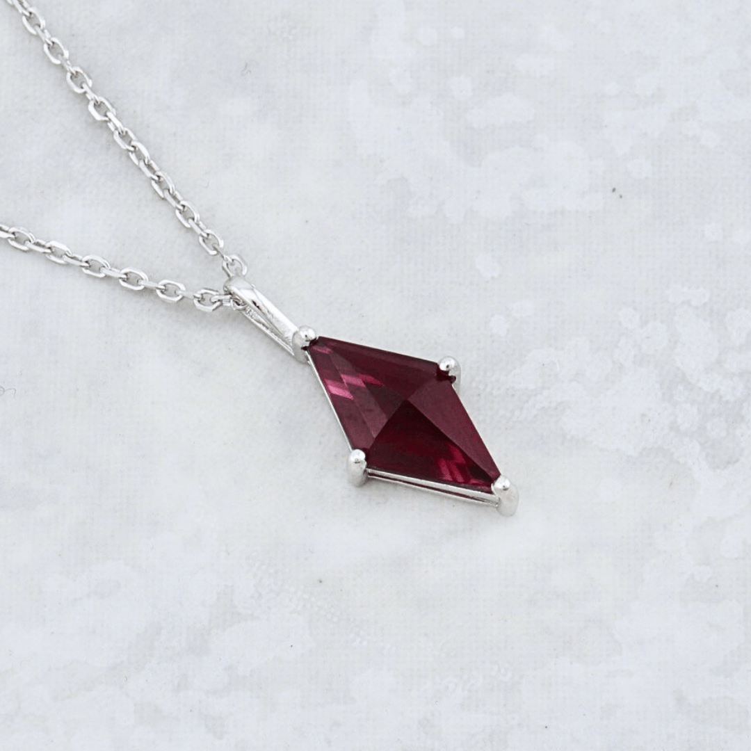 Collier Losange et grenat en argent sterling Mathieu Blanchard Collier Argent sterling PCOM16142S Collier Losange en argent sterling et grenat | Mathieu Blanchard Mathieu Blanchard Joaillerie
