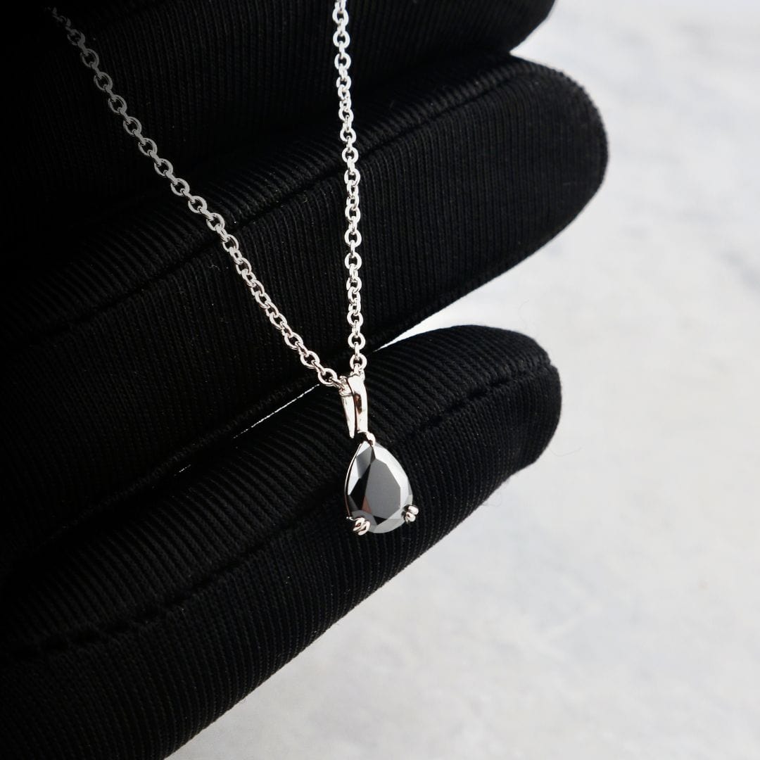 Collier Moissanite noire Mathieu Blanchard Collier Pendentif Moissanite noire en or ou platine | Mathieu Blanchard Mathieu Blanchard Joaillerie