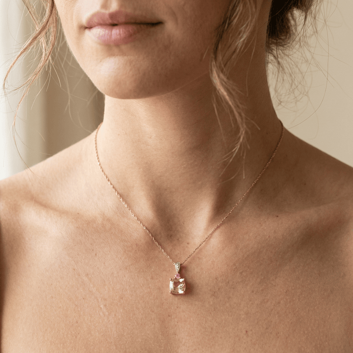 Collier, morganite, saphir rose et diamant en or rose 10K - Colliers Or rose 10K KP05-104525P/MR Collier en or 10K, morganite poire et diamant | Mathieu Blanchard Mathieu Blanchard Joaillerie
