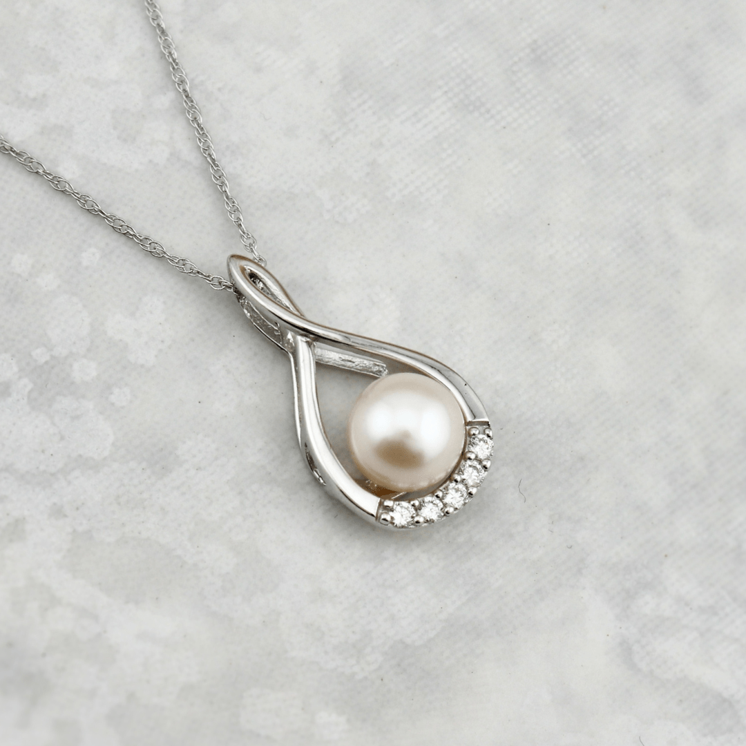 Collier Orya, perle et diamants - Colliers Or blanc 10K KP05-72800W/P Pearl Collier en or 10K, perle 7 mm et diamants 0,08 ctw | Mathieu Blanchard Mathieu Blanchard Joaillerie