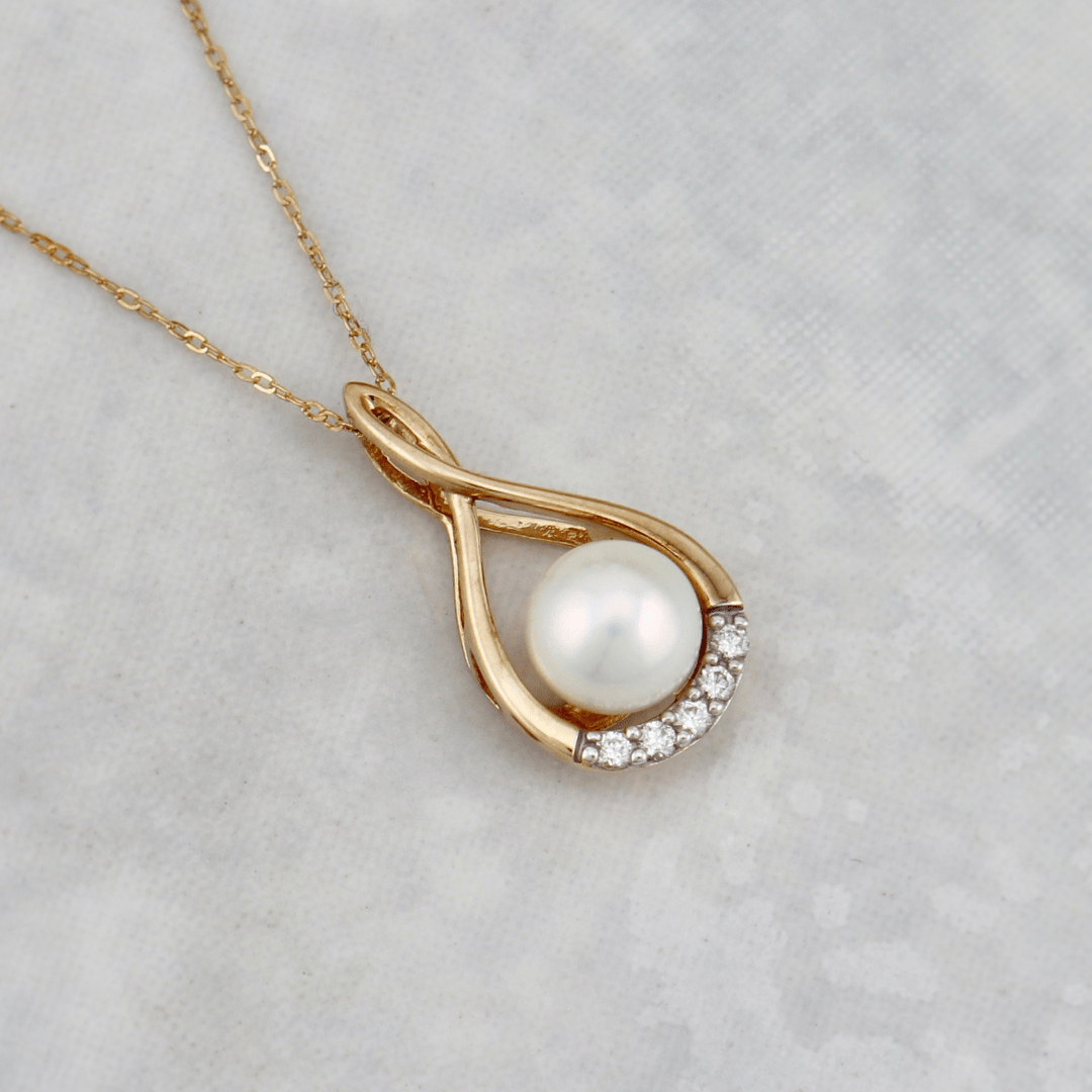 Collier Orya, perle et diamants - Colliers Or jaune 10K KP05-72800Y/P Pearl Collier en or 10K, perle 7 mm et diamants 0,08 ctw | Mathieu Blanchard Mathieu Blanchard Joaillerie