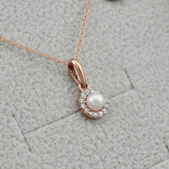 Mathieu Blanchard Ensemble Boucles d'oreilles & Collier en or 10K, perles et diamants 0.12 ctw