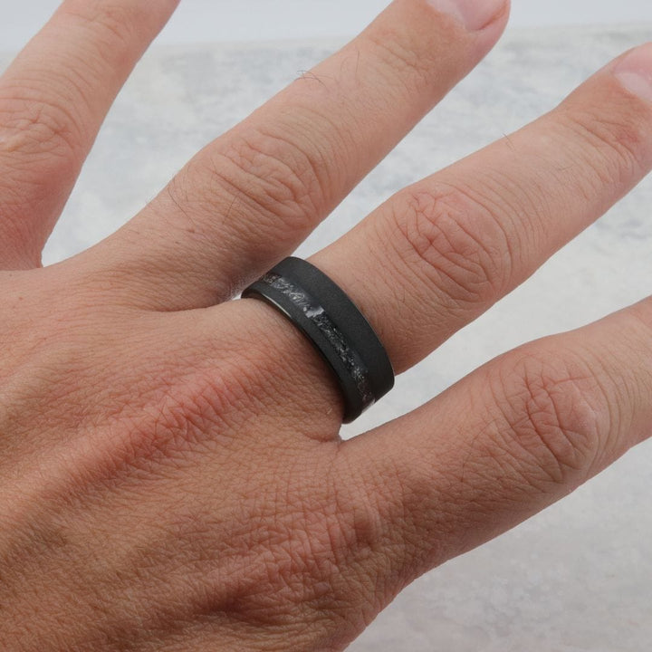 Jonc Météorite Muonionalusta 8mm en tungstène Mathieu Blanchard Bague Jonc tungstène 8mm avec météorite Muonionalusta | Mathieu Blanchard Mathieu Blanchard Joaillerie