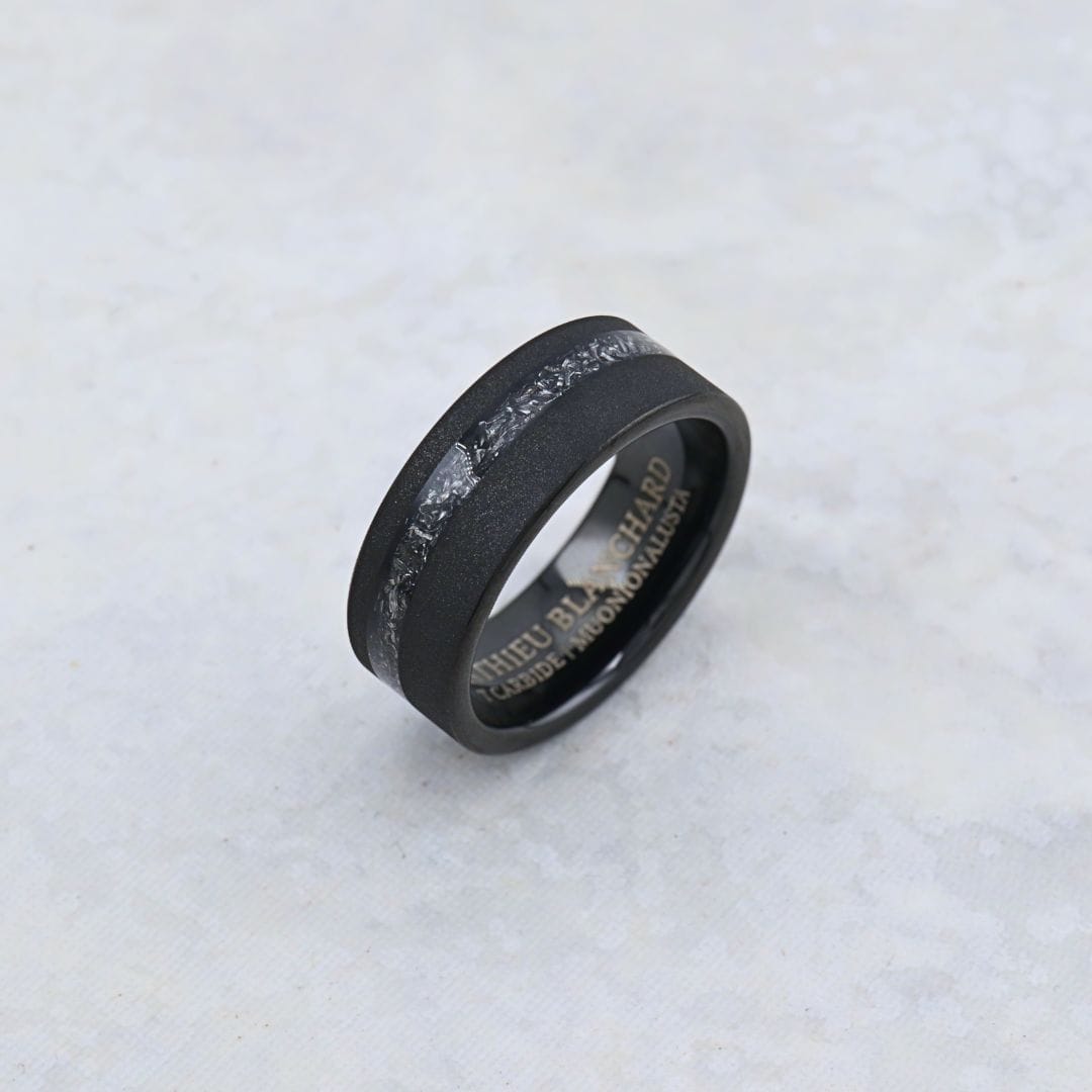 Jonc Météorite Muonionalusta 8mm en tungstène Mathieu Blanchard Bague Jonc tungstène 8mm avec météorite Muonionalusta | Mathieu Blanchard Mathieu Blanchard Joaillerie