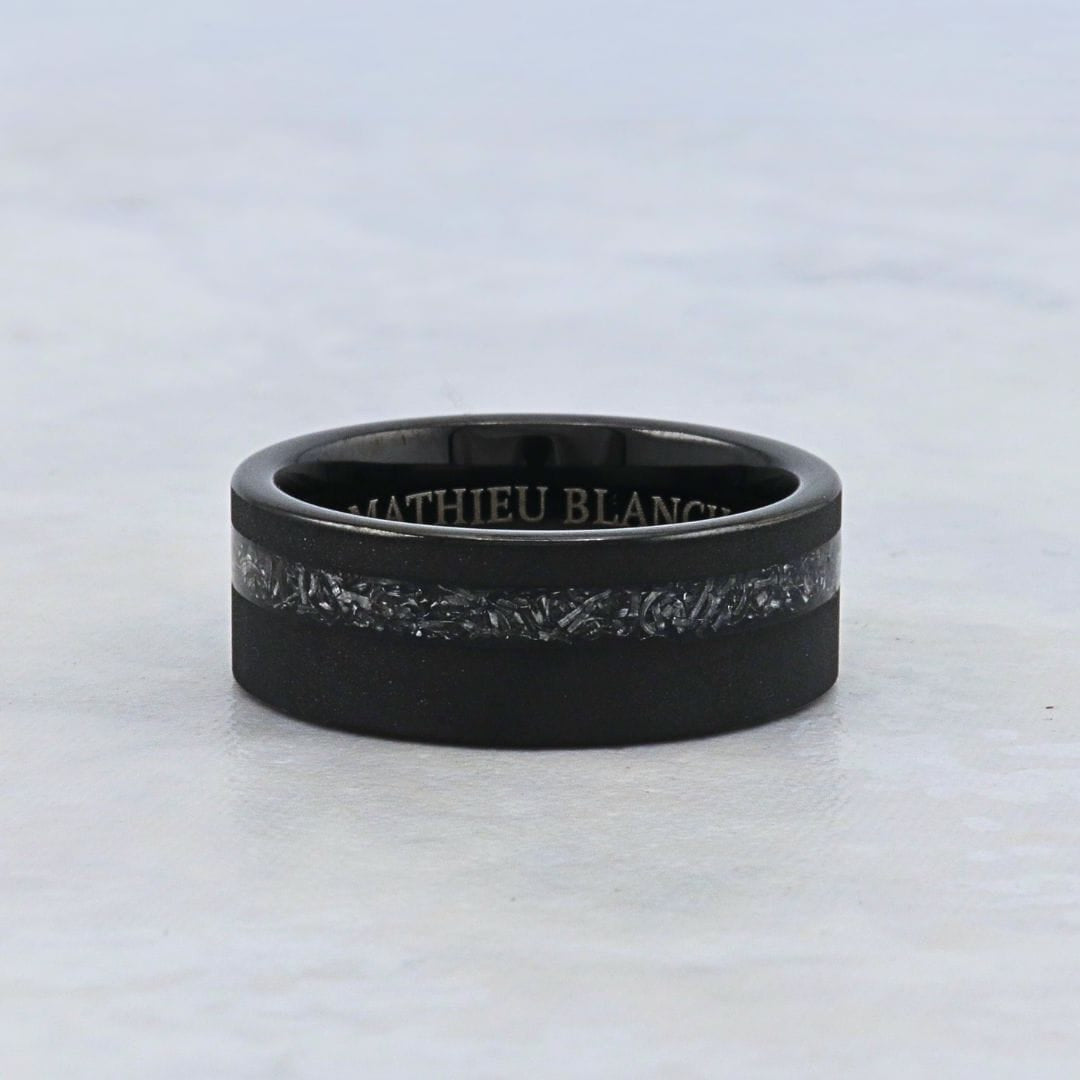 Jonc Météorite Muonionalusta 8mm en tungstène Mathieu Blanchard Bague Jonc tungstène 8mm avec météorite Muonionalusta | Mathieu Blanchard Mathieu Blanchard Joaillerie
