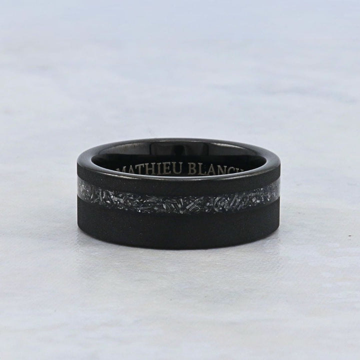 Jonc Météorite Muonionalusta 8mm en tungstène Mathieu Blanchard Bague Jonc tungstène 8mm avec météorite Muonionalusta | Mathieu Blanchard Mathieu Blanchard Joaillerie