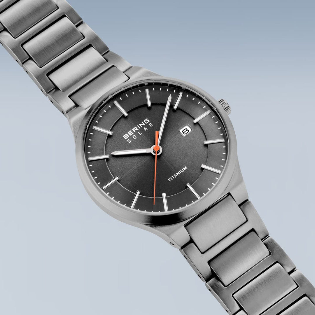 Montre à énergie solaire Bering 39mm 15239 779 Bering Montre Titane 15239-779 Montre Bering Solaire Argent 39mm 15239-779 | Mathieu Blanchard Mathieu Blanchard Joaillerie