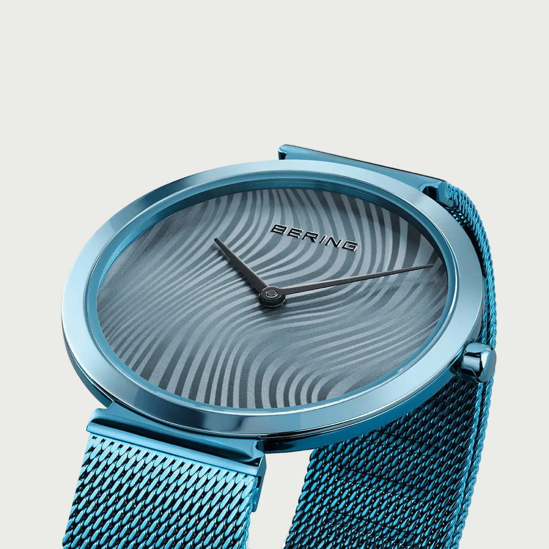 Montre Bering Bleu Brillant 32mm 18132 Charity2 Bering Montre Acier inoxydable plaqué bleu 18132-Charity2 Montre Bering Bleu Brillant 32mm 18132-Charity2 - Mathieu Blanchard - Dépositaire officiel Bering Canada Mathieu Blanchard Joaillerie