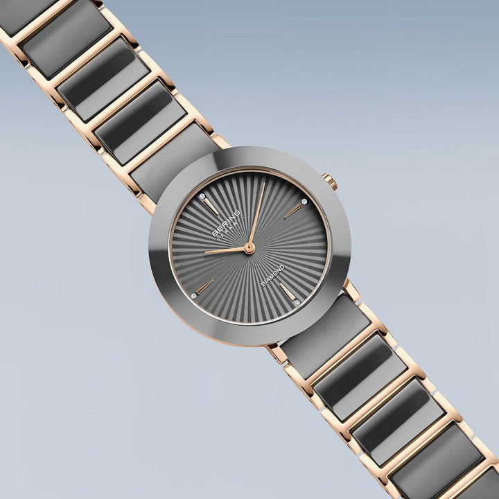 Montre Bering Ceramique Gris 35mm 11435 768 Bering Montre Acier inoxydable plaqué or rose 11435-768 Montre Bering Ceramic Gris 35mm 11435-768 | Dépositaire officiel Bering Canada Mathieu Blanchard Joaillerie