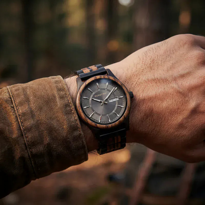 Montre en bois Roadtrip L’Instinct Roadtripmadewood Montre en bois Acier inoxydable plaqué noir RTMW-ROADTRIP-LINSTINCT Montre Roadtrip - L’Instinct en bois | Mathieu Blanchard Joaillerie Mathieu Blanchard Joaillerie